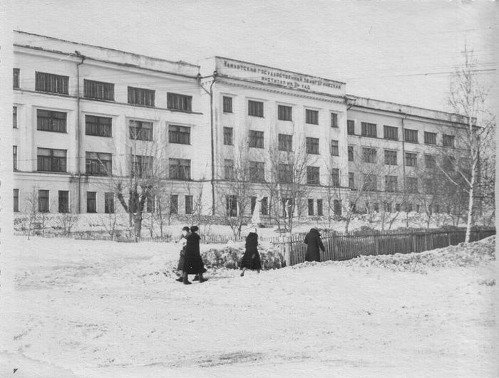 2-й корпус УдГУ Ижевск. В 40-е годы.
