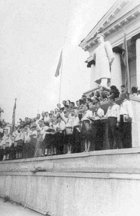 1 Республиканский слёт юных пионеров. Ижевск. Фотографии 1955 года. Памятник Иосифу Сталину. Кинотеатр Колосс.