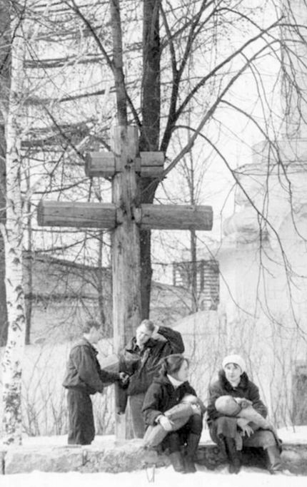 Крест на месте будущего Свято-Михайловского собора, 1999 год. Ижевск.