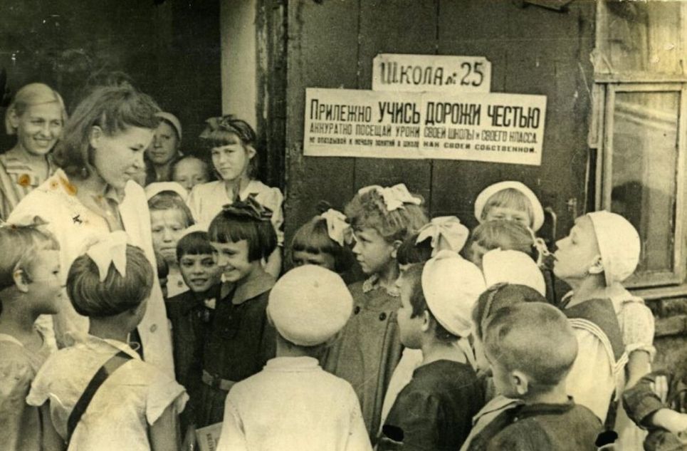 Учащиеся средней школы №25 г. Ижевска во временном помещении, куда была переведена школа во время Великой Отечественной войны 1941-1945 гг. (в задании школы находился госпиталь). 1942 год.