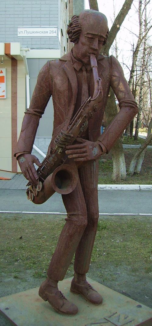 Памятник саксофонисту в Ижевске. Паблик-арт.