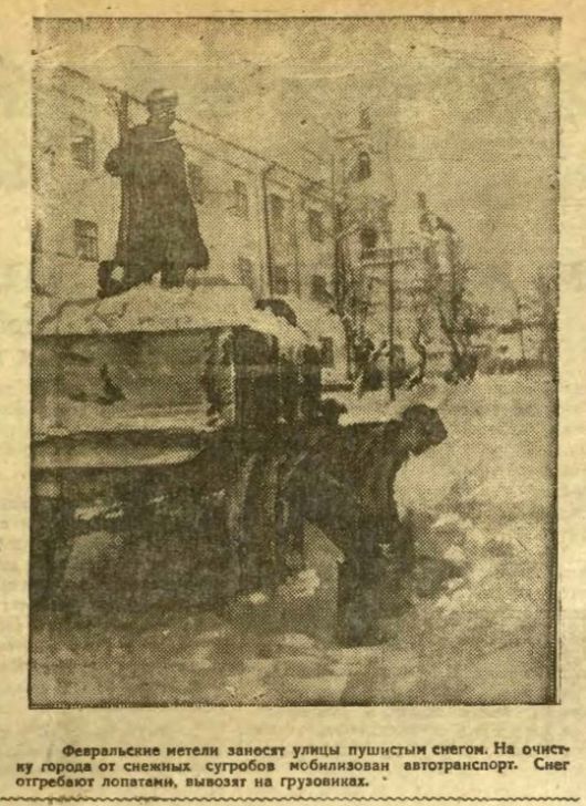 Улица Советская. За машиной стоит дом №7, построенный в 1927 году. Чуть дальше видна Ильинская церковь, разбор которой начнётся в 1936 году. Газета "Ижевская правда" от 17 февраля 1936 года.
