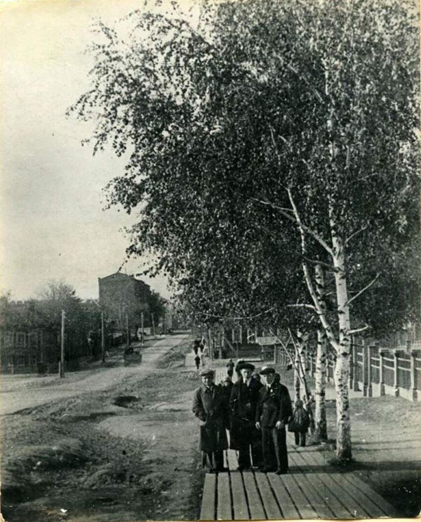 Студенты Ижевского Индустриального техникума на улице Советской, 1938 год.