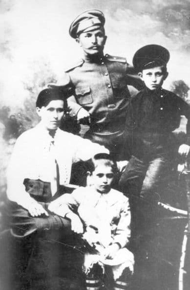 Максим Прокопьевич Прокопьев,  стоит в центре в окружении семьи. Фото 1916 года.