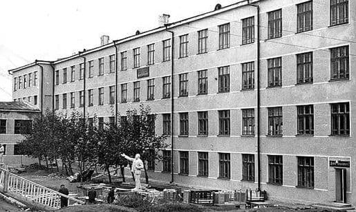 До 1984г, старый 3-й корпус ИМИ. Памятник В.И. Ленину.