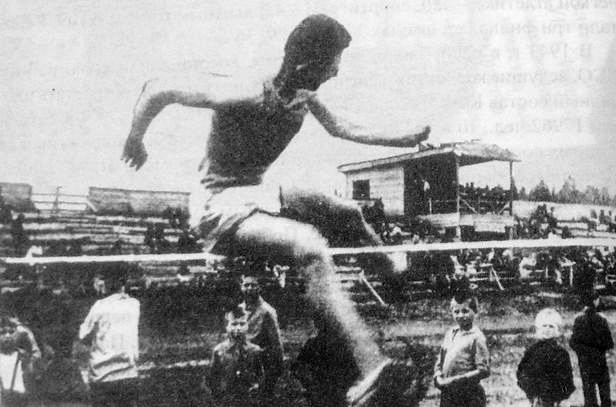Рохлин Э. - рекордсмен СССР по прыжкам в высоту. Стадион Зенит. 1942 г. Ижевск.