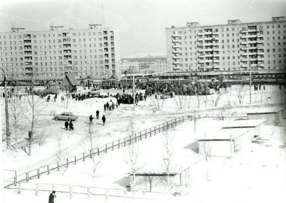 Новогодние елки. Улица Ворошилова, 1989-91 гг. Ижевск.