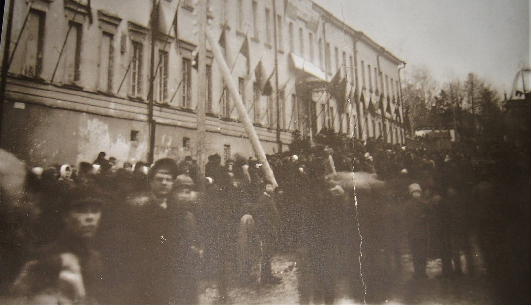 Митинг у здания Военного собрания на Троицкой (Советской) улице. Фото сделано в период февральской революции. 1917 год.
