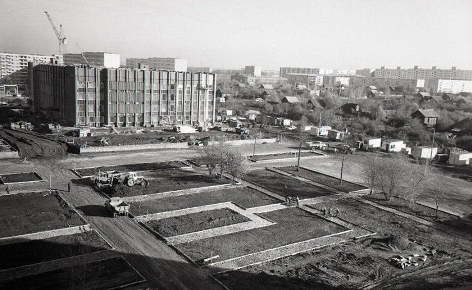 Завершение строительства здания Горсовета и обустройство прилегающей площади, 1977 год. Фото Ф.А.Жемелева. НМУР. Ижевск.