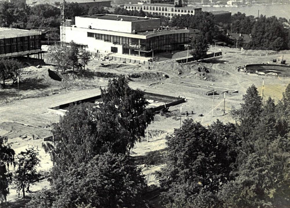 Центральная площадь. Кинотеатр "Россия" и ЦУМ, который ещё только строится. Автор фото П. Катаев, 1968-1971 гг.