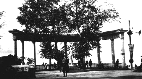 Летний сад имени М.Горького. Ижевск. В 1936-м перед ротондой была установлена скульптура Физкультурницы с полотенцем.