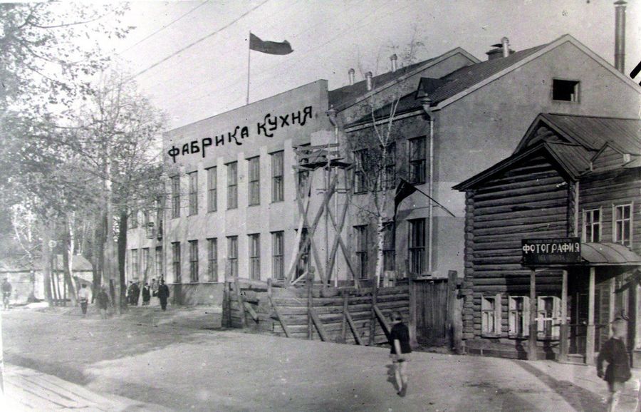 Фабрика-кухня на улице Советской. В последствии стала рестораном "Отдых". Здание построено в 1930 году. Ижевск.