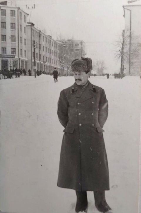 Офицер на улице Советской. Март 1947 года. Ижевск. Слева гастроном №1 в доме Карла Маркса 177.