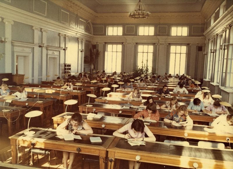 Библиотека Удмуртской Республики (бывшая библиотека имени В.И.Ленина). Читальный зал. 1977 год.