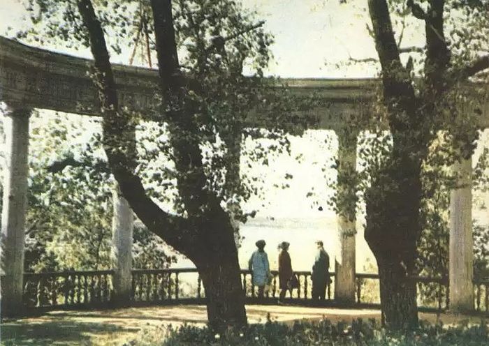Беседка а городском саду. Альбом Ижевск 1967 года.