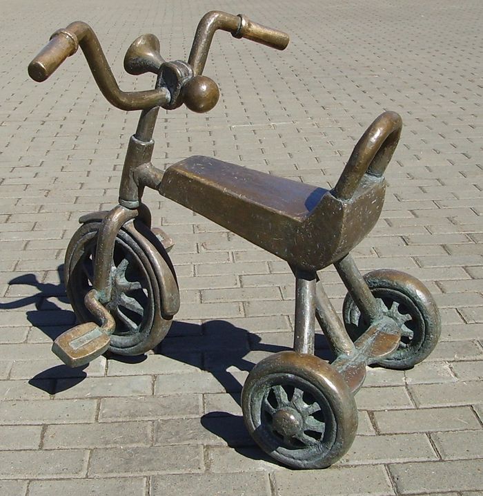 Трехколесный велосипед у администрации Ижевска. Паблик-арт.